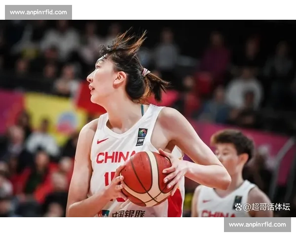 定海神针！杨力维用三分绝杀 + 更衣室暖心时刻 率中国女篮重塑冠军魂