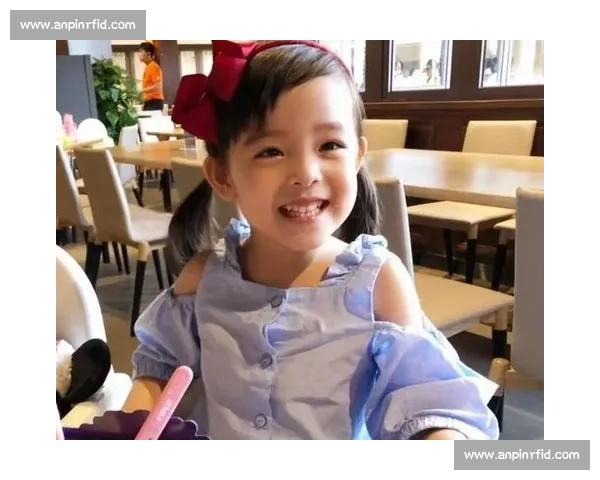 尔冬升女友晒 9 岁女儿近照：萌娃从容应对粉丝，“片场暴君” 变身慈父