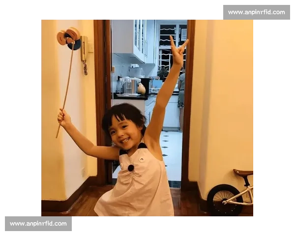 尔冬升女友晒 9 岁女儿近照：萌娃从容应对粉丝，“片场暴君” 变身慈父